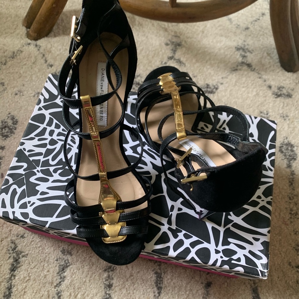 Diane Von Furstenberg Womens Classy Suede Heel 7